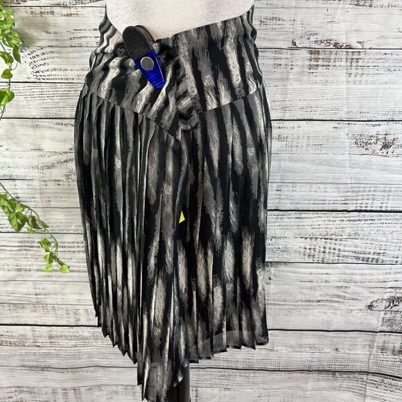 Christopher & Banks Skirt size 14 Petite Black Gray Sheer Pleated Above Knee - Picture 9 of 10